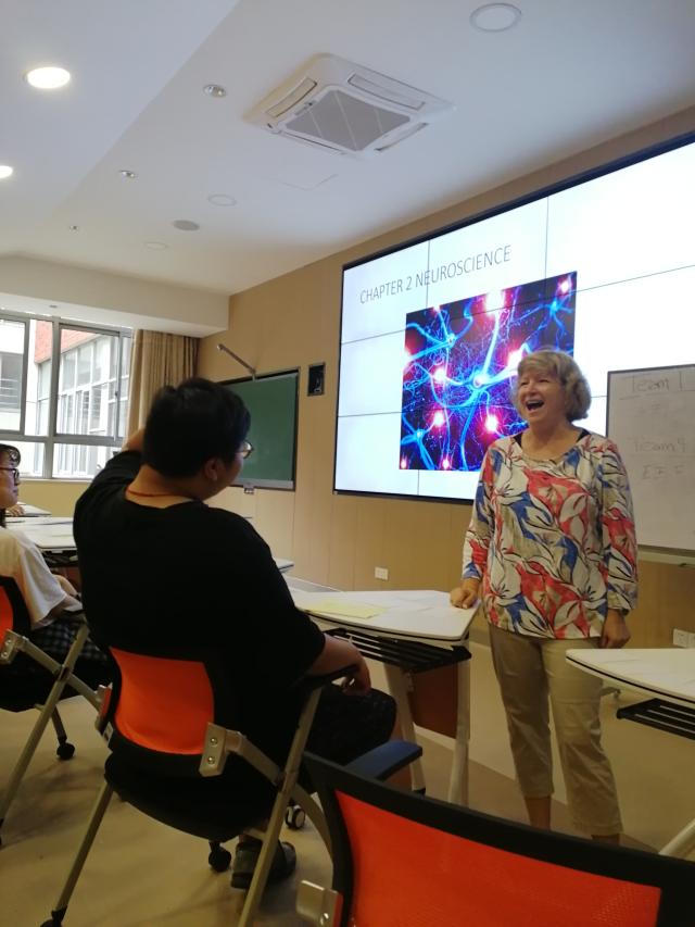 Dr. Linda Samuel与学生热情互动